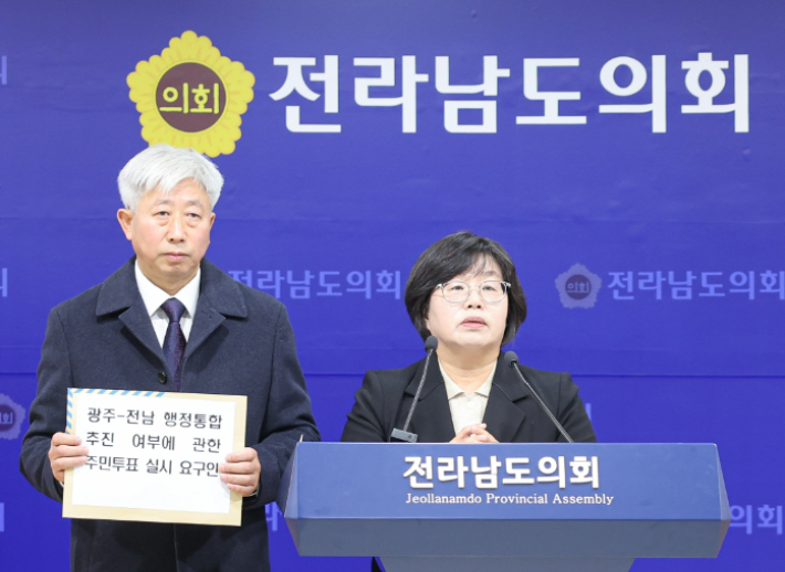 (왼쪽부터)박형대 의원, 오미화 의원. 전남도의회 제공