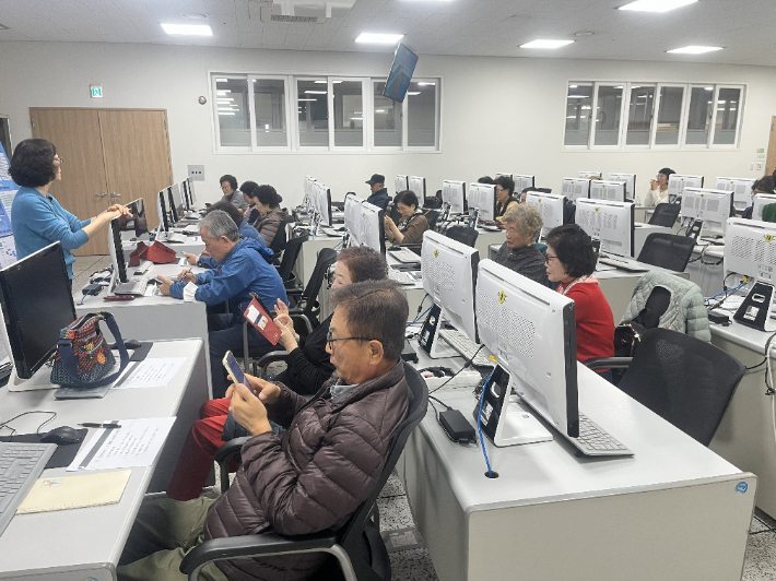 세대공감 스마트폰 소통 강좌 진행 사진. 광주 남구 제공