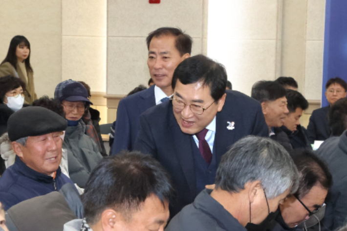 주낙영 경주시장이 지난해 열린 '시민과 함께하는 소통간담회'에서 시민들과 인사를 나누고 있다. 경주시 제공