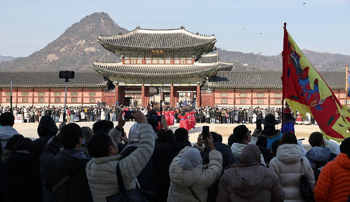 새해 첫 주말인 지난 4일 서울 종로구 경복궁에서 시민 및 외국인 관광객들이 수문장 교대식을 관람하고 있다. 연합뉴스