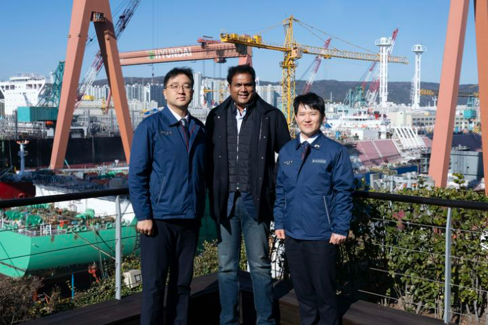 인도 타밀나두(Tamil Nadu) 주 정부 대표단 일행이 1월 8일 HD현대중공업 울산 본사를 방문했다. 사진 왼쪽부터 최한내 HD한국조선해양 기획부문장, 라자(T.R.B Rajaa) 타밀나두 주 산업부 장관. HD현대중공업 제공
