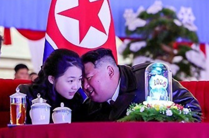  2026년 신년경축공연에 참석한 김정은 북한 국무위원장이 딸 김주애에게 귓속말을 하고 있다. 연합뉴스