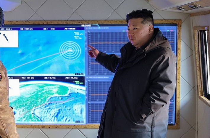 김정은 국무위원장이 조선인민군 주요 화력타격 집단 관하 구분대 미사일 발사훈련을 참관하고 있다. 연합뉴스