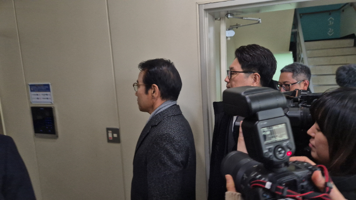 8일 오후 조사를 받기 위해 경찰에 출석한 최경식 남원시장이 조사실에 들어가고 있다. 심동훈 기자