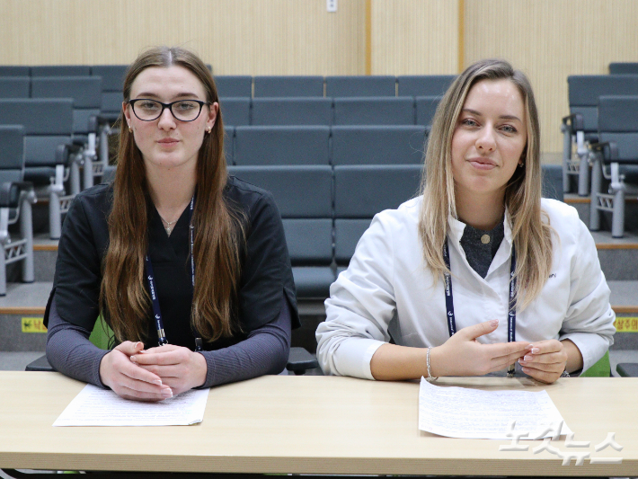 헤르니첸코 아나스타샤(좌) 재활치료사와 타라카노바 올레나. 임성민 기자