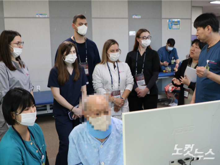 우크라이나 의료진들이 재활 실습 참관을 듣고 있다. 임성민 기자