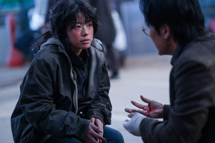 웨이브 시리즈 '콘크리트 마켓'은 대지진 이후 유일하게 남은 아파트에서 물건을 사고파는 이른바 '황궁마켓'이 자리 잡은 세계에서 생존을 위해 각자의 방식으로 거래하는 이야기를 그린다. 웨이브 제공