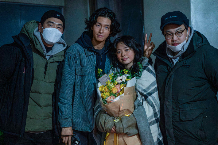 이재인은 최근 넷플릭스 시리즈 '자백의 대가'에도 출연했다. 그는 "제가 잘 할 수 있는 부분이 있어서 눈빛 연기를 발사하고 갔다"며 "모은만 되면 김고은 배우님이 확 달라져서 정말 무서웠다"고 떠올렸다. 웨이브 제공