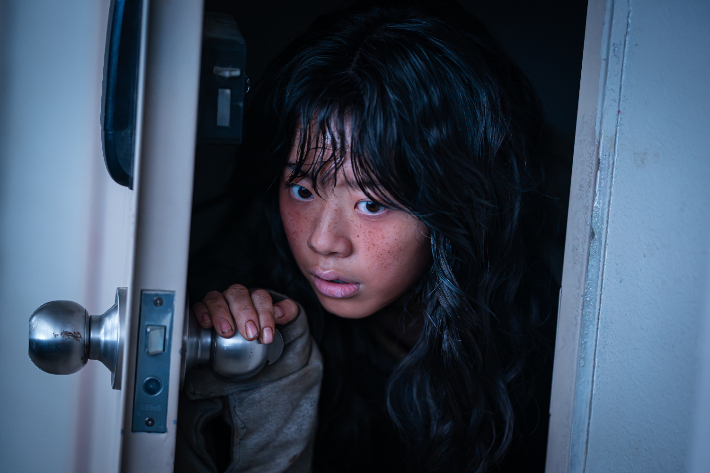 홍기원 감독은 영화 '콘크리트 유토피아(2023)'와 비슷한 세계관이라는 반응에 대해 "공식적으로 서로 별개의 작품"이라고 선을 그었다. 웨이브 제공