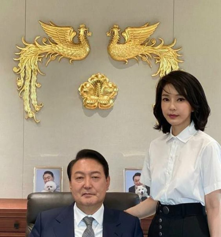 집무실에서 기념 촬영하는 윤석열 전 대통령과 부인 김건희씨. 연합뉴스