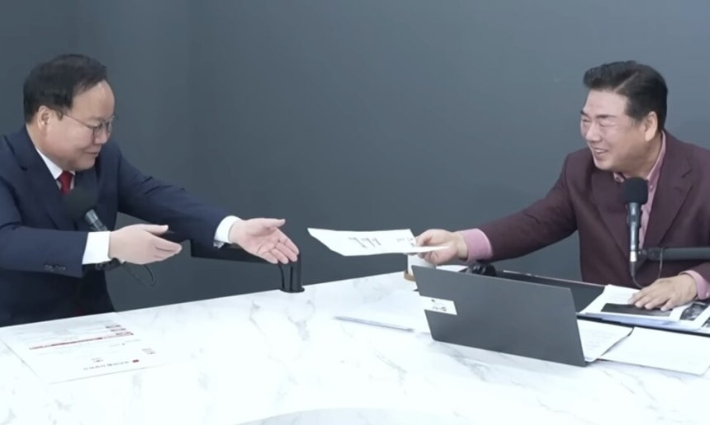 유튜버 고성국씨(오른쪽)가 지난 5일 자신의 유튜브 방송에 출연한 국민의힘 김재원 최고위원에게 입당원서를 전달하고 있다. 유튜브 채널 '고성국TV' 캡처