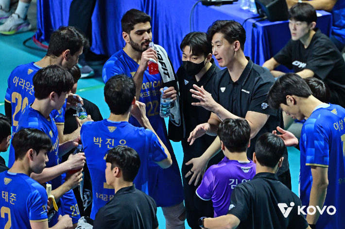 선수들에게 지시 내리는 박철우 감독대행. 한국배구연맹