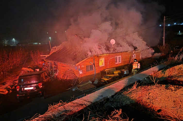 8일 오후 9시 25분쯤 경북 김천시 덕곡동의 한 단독주택에서 불이 나 70대 부부가 숨졌다. 경북소방본부 제공 
