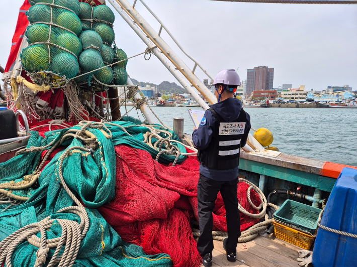 한국해양교통안전공단 사고조사센터 직원이 어선원 중대재해 예방 대책 수립을 위해 사고 현장을 조사하고 있다. 한국해양고통안전공단 제공
