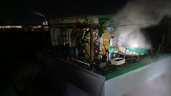 8일 오후 10시 10분쯤 부산 사하구 장림동의 한 주택에서 불이 나 70대 남성 1명이 경상을 입었다. 부산소방재난본부 제공