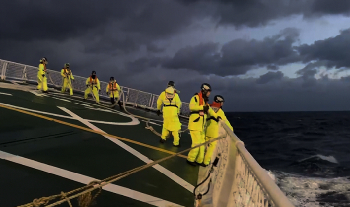 동해해경이 풍랑경보 발효 중 조난된 원거리 조업선 예인 작업에 나선 모습. 동해해양경찰서 제공
