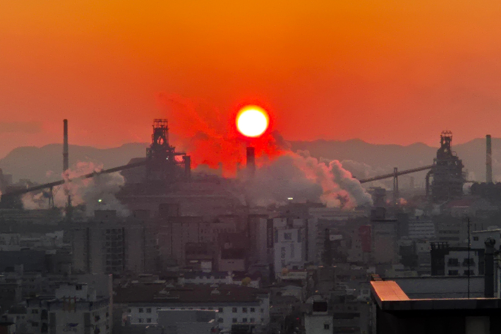 새해를 앞두고 경북 포항의 포스코 포항제철소 위로 해가 솟아오르는 모습. 연합뉴스 