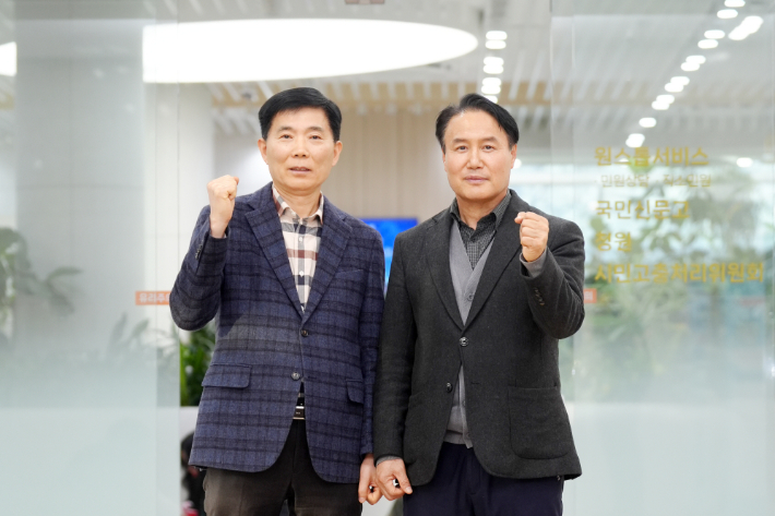 박도신 갈등조정관(왼쪽)과 김원규 특이민원대응전문관. 수원시 제공