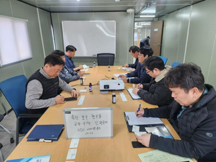 울산시 담당 공무원들이 중구 반구동 공동주택 신축공사 현장을 방문한 모습. 울산광역시 제공