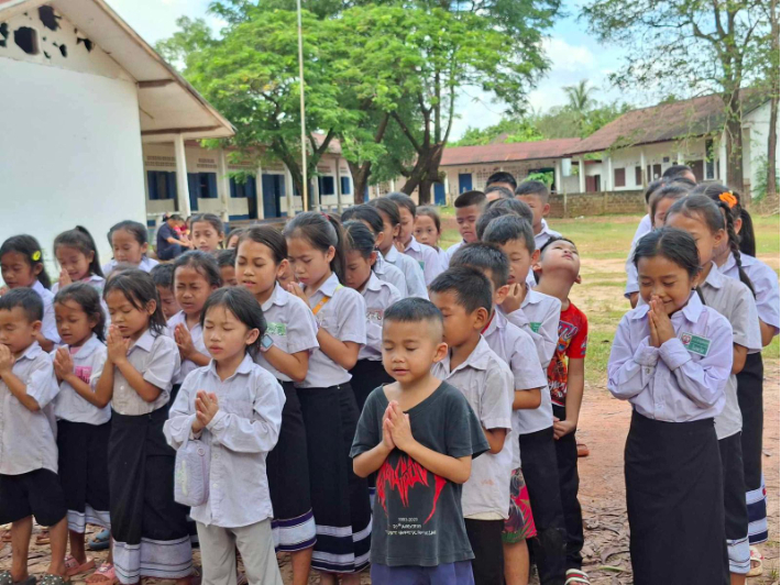 라오스 현지교회에서 어린이들이 기도하고 있다. 예수사랑교회 제공