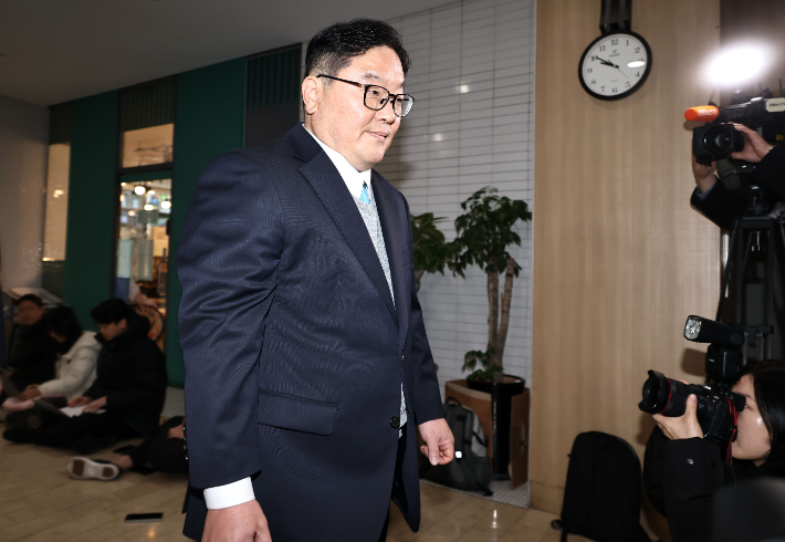 쿠팡의 퇴직금 미지급 의혹을 수사 중이던 문지석 부장검사에게 무혐의 처분 하라고 압력을 행사한 혐의를 받는 엄희준 광주고검 검사가 9일 서울 서초구 안권섭 상설특별검사 사무실로 출석하고 있다. 연합뉴스