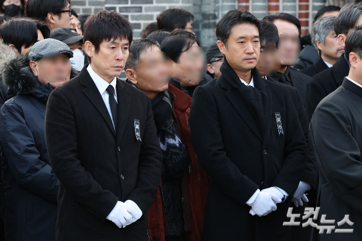 배우 설경구와 조우진이 9일 오전 서울 중구 명동성당에서 열린 故 안성기의 장례 미사가 끝난 뒤 영결식장으로 향하고 있다. 류영주 기자
