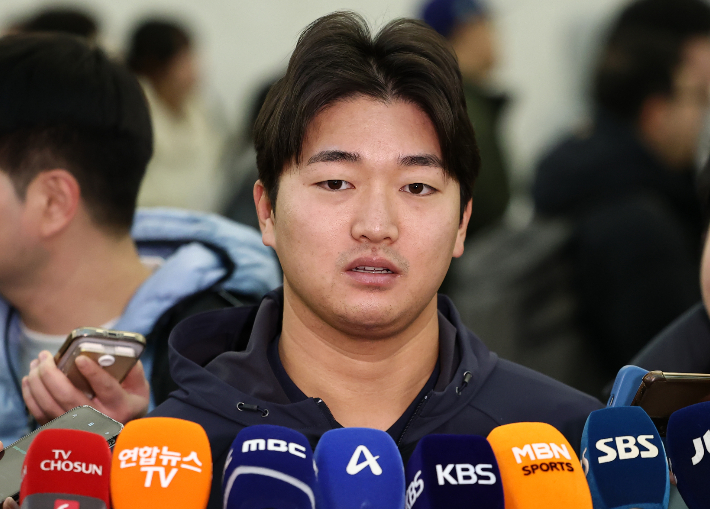 인터뷰하는 고우석. 연합뉴스