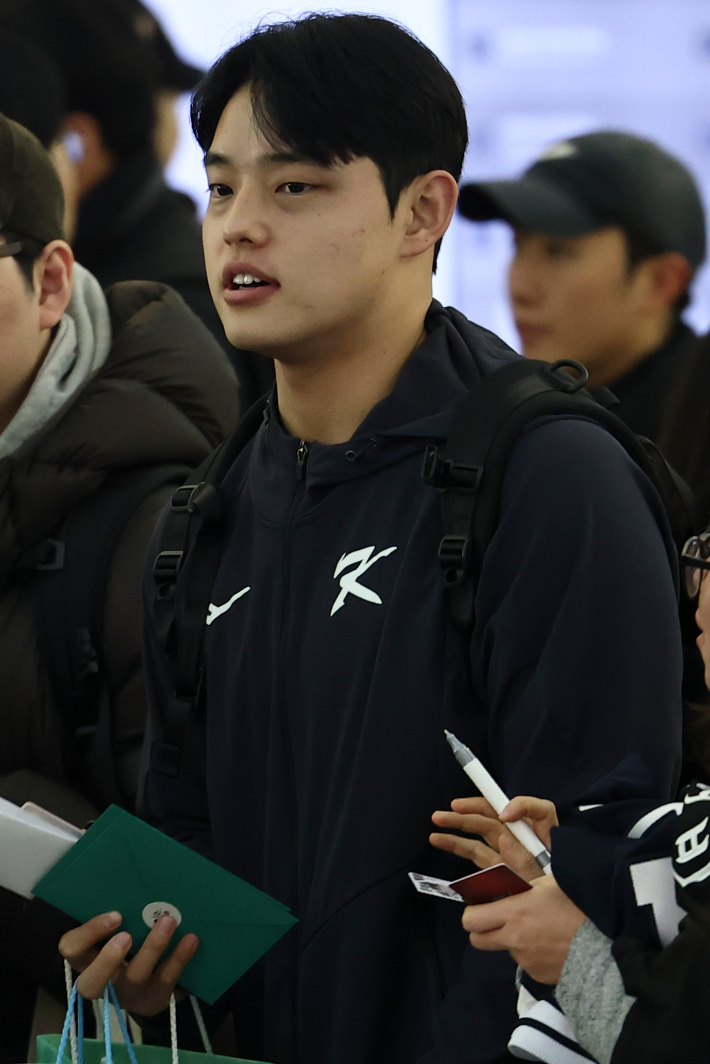 한국 야구 대표팀 문동주가 9일 인천국제공항 1터미널에서 월드베이스볼클래식(WBC) 1차 캠프지인 사이판으로 출국하고 있다. 연합뉴스 