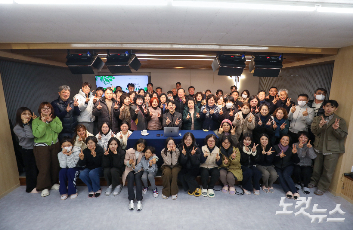 경 전권 강좌 12기 수강생들이 개강을 기념해 '12기'를 외치며 단체사진을 촬영하고 있다. 최화랑 기자