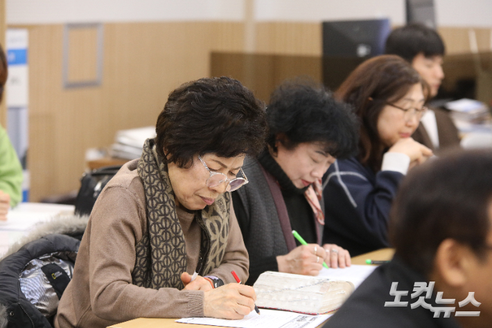한 수강생이 교재에 밑줄을 그으며 강의 내용을 메모하고 있다. 최화랑 기자