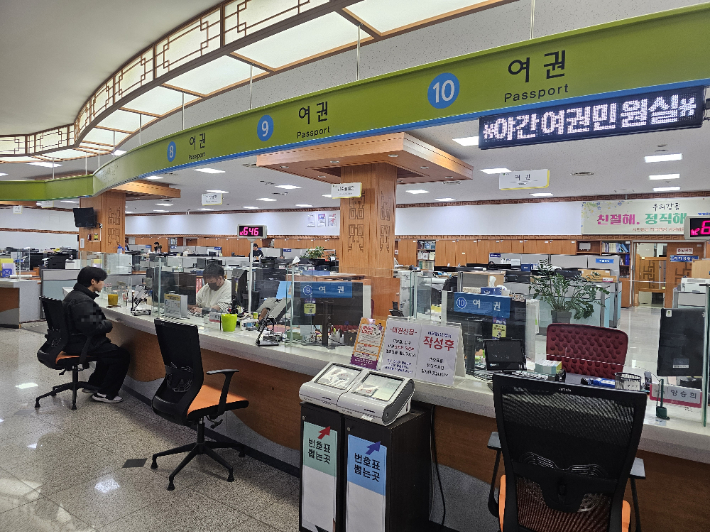 강릉시  '월요 야간 여권 민원실' 운영. 강릉시 제공