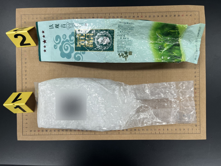 제주 해안가에서 발견된 차봉지 형태의 마약류 케타민. 제주해경청 제공