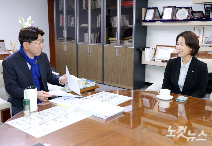 우범기 전주시장(왼쪽)이 9일 김세영 한국농어촌공사 전주완주임실지사장과 두 기관의 협력 방안을 논의하고 있다. 최명국 기자