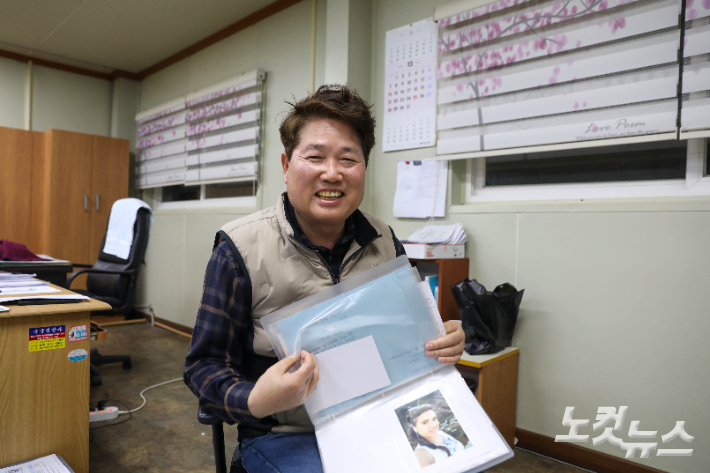 사무실에서 쿠바 교회와 학생 후원 이야기를 전하며 환하게 웃고 있는 황호필 장로. 최화랑 기자