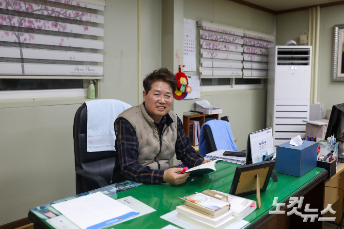 사무실에서 자신의 신앙 여정을 담담히 들려주는 황호필 장로. 최화랑 기자