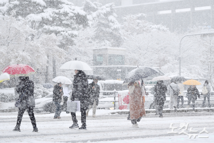 눈이 내리는 모습. 류영주 기자