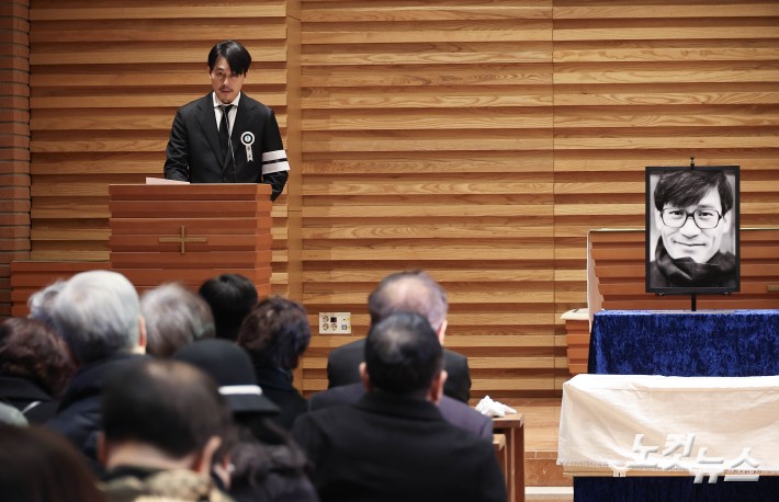 9일 오전 서울 중구 명동성당에서 열린 故 안성기의 영결식에서 정우성이 추도사를 하고 있다.