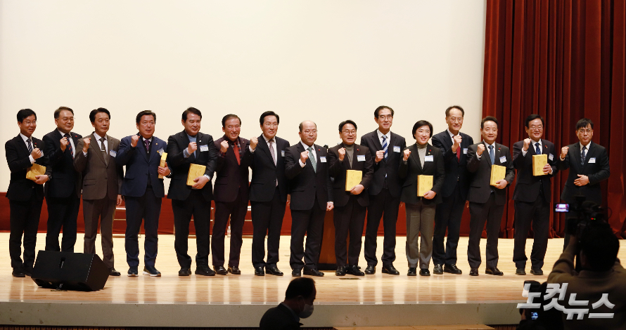 광교협과 5개구 회장들이 시장, 교육감, 시의장, 구청장들에게 성경책을 전달하고 기념촬영을 하고 있다. 한세민 기자 