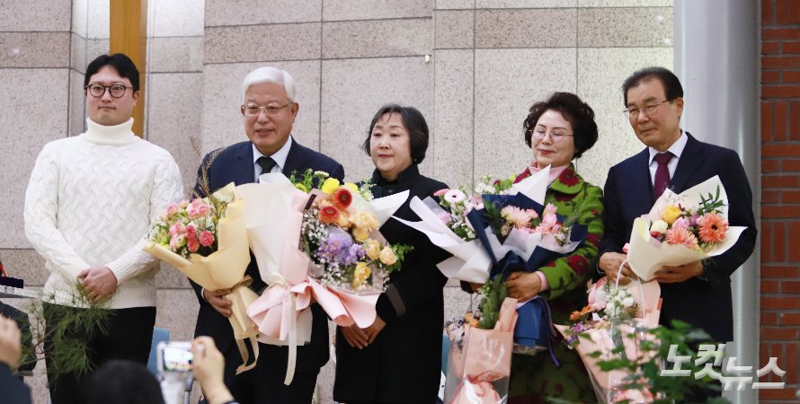 권용식 목사 가족과 주계옥 목사 가족이 기념촬영을 하고 있다. 한세민 기자