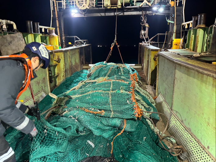 해경 단속에 적발된 저인망 어선. 제주해양경찰서 제공