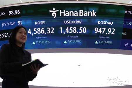 코스피 지수가 6거래일 연속 사상 최고치를 경신한 9일 오후 서울 중구 하나은행 딜링룸에 코스피 지수가 표시돼 있다.