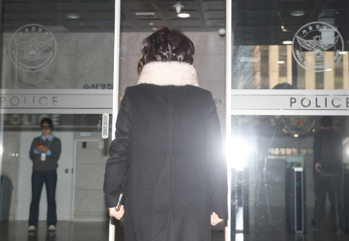 더불어민주당 김병기 의원에게 '공천 헌금'을 건넸다는 자백성 탄원서를 작성한 전직 구의원 김모씨가 9일 서울경찰청 마포청사로 출석하고 있다. 연합뉴스