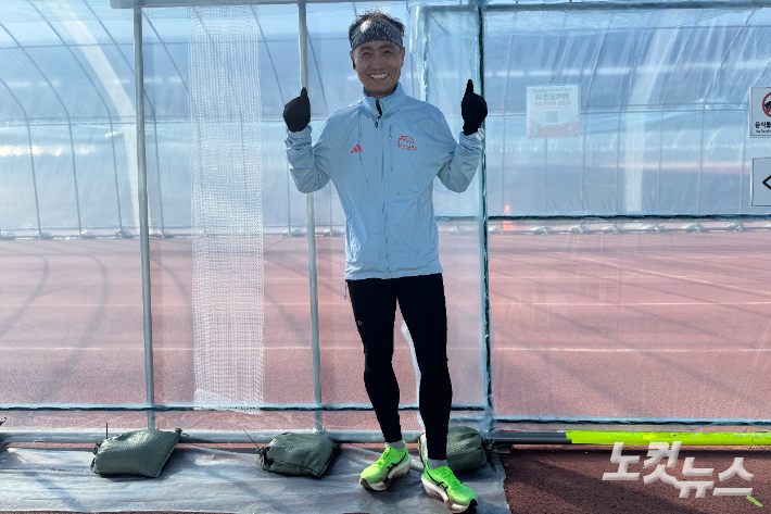 '비닐 트랙'에서 만난 김진규씨. 풀코스(42.195km)를 16번이나 3시간 안에 완주한 실력자다. 이우섭 기자 