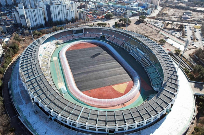 비닐하우스가 설치된 의정부종합운동장 전경. 의정부도시공사 제공