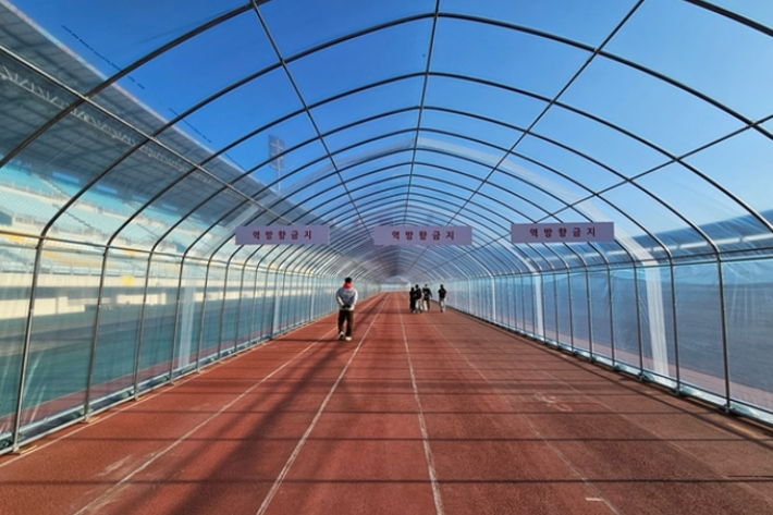 안전을 위해 트랙의 역방향으로 달리는 행위는 금지되고 있다. 의정부시 제공