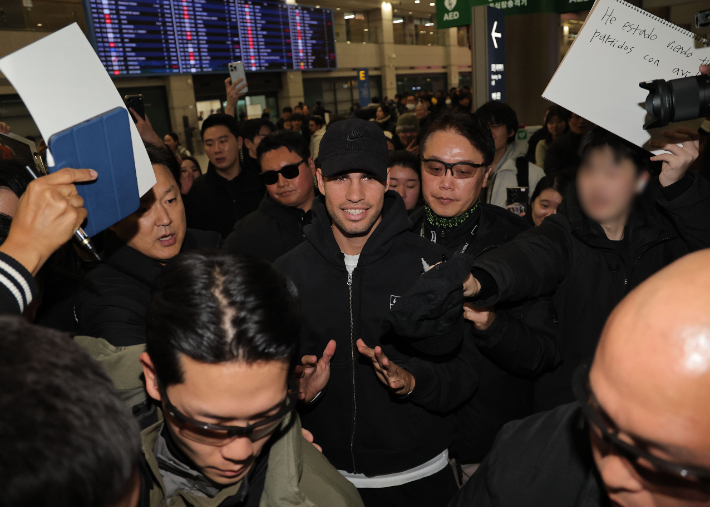 남자프로테니스(ATP) 투어 단식 세계 랭킹 1위에 올라 있는 카를로스 알카라스가 오는 10일 인천 인스파이어 아레나에서 열리는 '현대카드 슈퍼매치 14'를 위해 8일 인천국제공항을 통해 입국하고 있다. 연합뉴스 