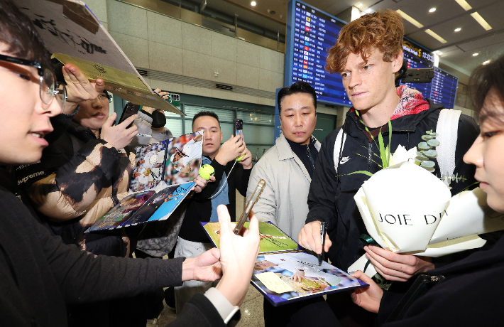 남자프로테니스(ATP) 투어 단식 세계 랭킹 2위 시너가 오는 10일 인천 인스파이어 아레나에서 열리는 '현대카드 슈퍼매치 14'를 위해 7일 인천공항을 통해 입국해 마중 나온 팬들에게 사인해주고 있다. 연합뉴스 