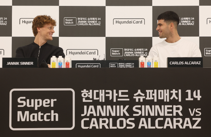 남자프로테니스(ATP) 투어 단식 세계 랭킹 1, 2위 카를로스 알카라스(오른쪽)와 야닉 시너가 9일 서울 영등포구 현대카드 본사 컨벤션홀에서 열린 현대카드 슈퍼매치 14 기자 회견에서 대화를 나누고 있다. 연합뉴스 