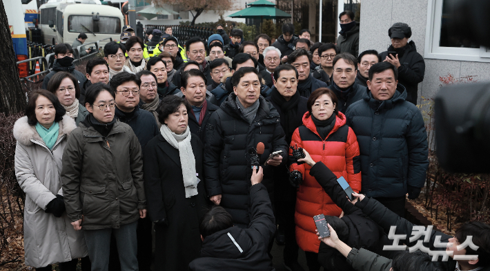 김기현 국민의힘 의원을 비롯한 소속 의원들이 지난해 1월 6일 오전 서울 용산구 대통령 관저 앞에 모인 취재진에게 입장을 밝히고 있다. 황진환 기자
