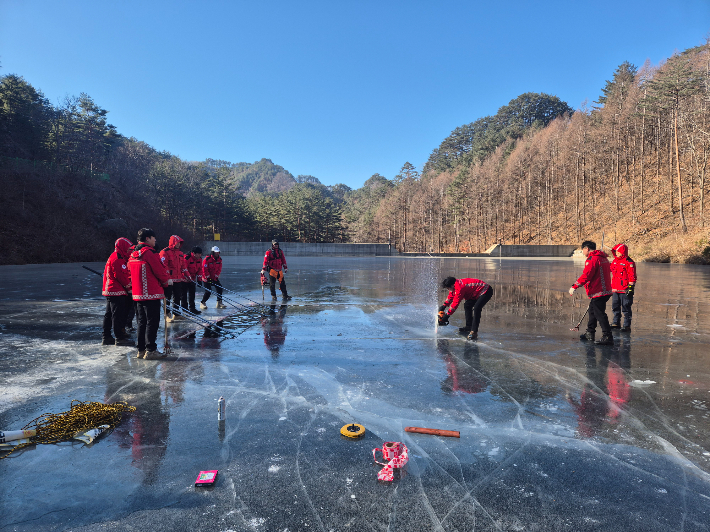담수지 제빙작업. 울진군 제공